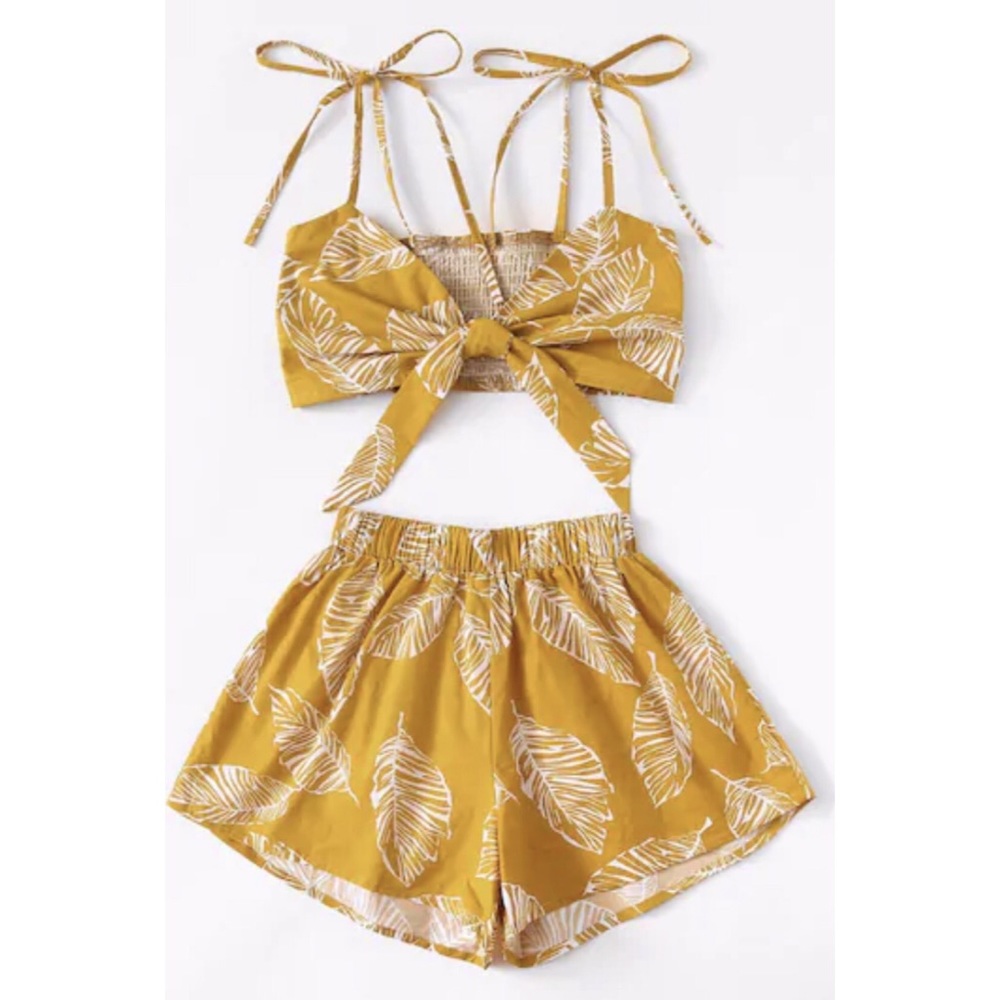 [SOLD] Leaf print bow top & high waisted shorts